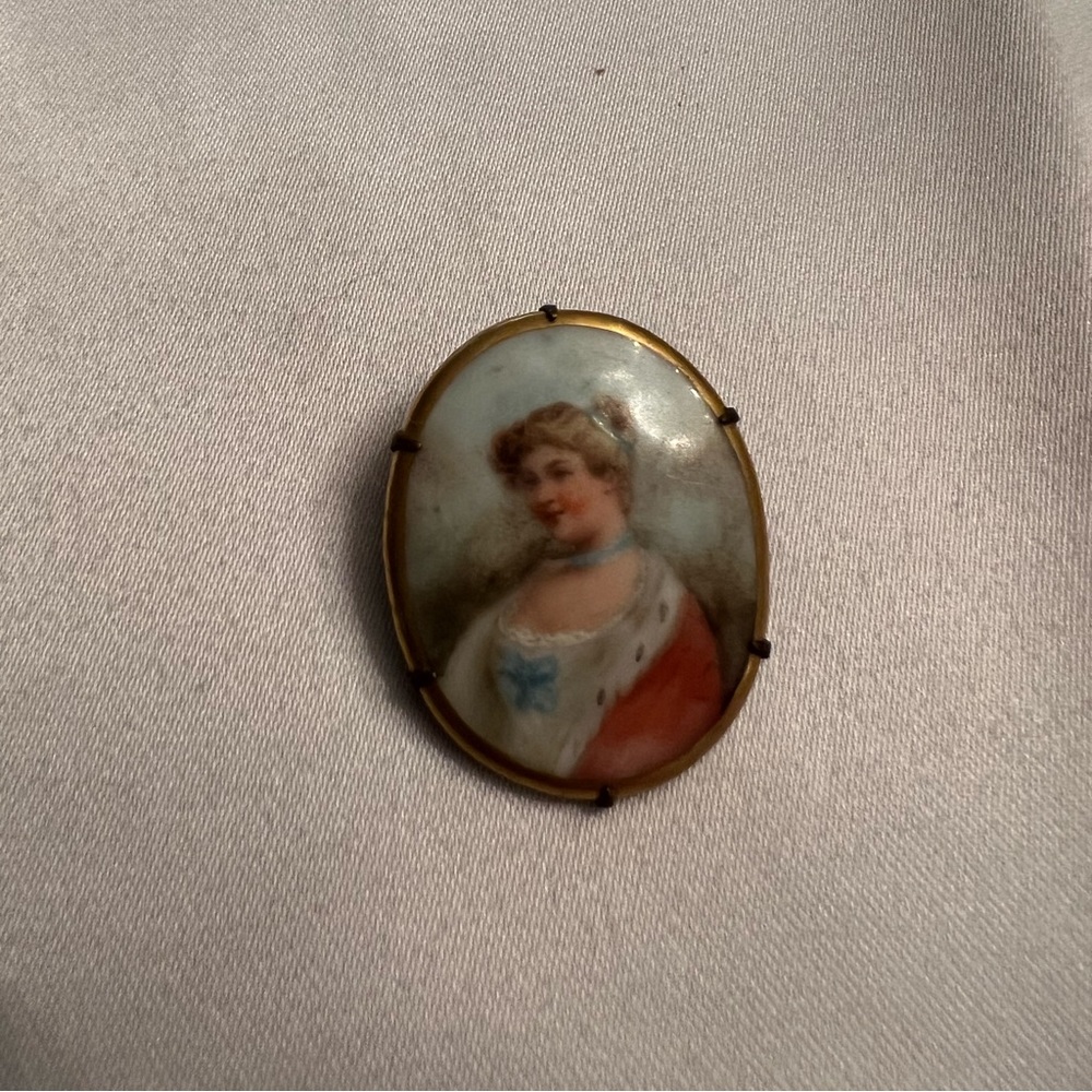 Vintage Cameo (miniature) Goldtone Hand Painted Pin.
Possibly Made In France?